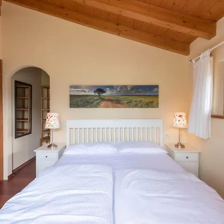Rustico Mit Solarbeheiztem Infinity- Pool, Panoramablick & 4 Schlafzimmern Pieve (Lombardy)